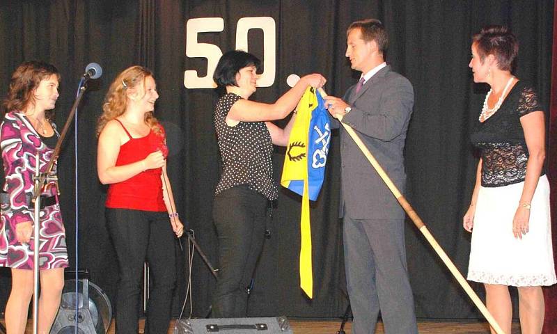 Na závěrečném abiturientském večírku pořádaném u příležitosti 50. výročí  Základní školy v Holýšově předala místostarostka města zástupcům školy novou vlajku.