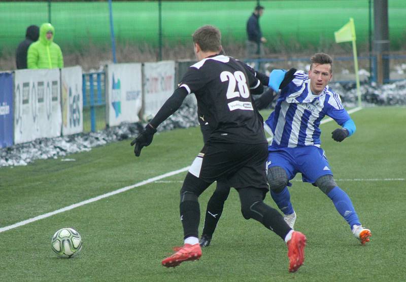 Ze zápasu Viktoria Plzeň U21 (v černém) vs. Jiskra Domažlice (v modrobílých dresech).