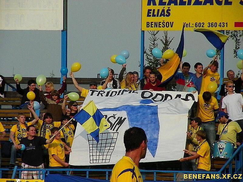 Nejen v Kolovči, ale i v divizním Benešově mají fotbalové fanoušky. Jejich choreo v derby s Vlašimí B byla povedená.