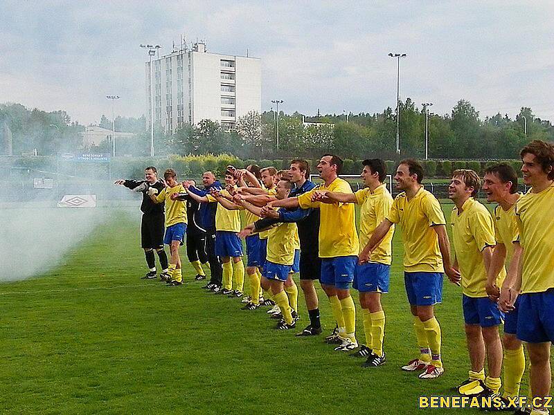 Nejen v Kolovči, ale i v divizním Benešově mají fotbalové fanoušky. Jejich choreo v derby s Vlašimí B byla povedená.