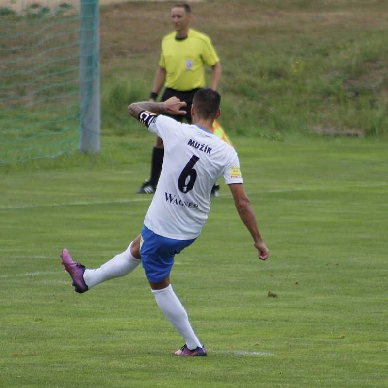 3. kolo FORTUNA ČFL A: Dynamo České Budějovice B - TJ Jiskra Domažlice (hráči v bílých dresech) 0:1 (0:1).