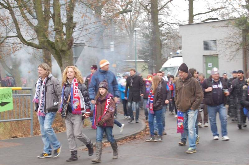 Fanoušky Viktorie doprovázely na stadion i ze stadionu desírky policistů