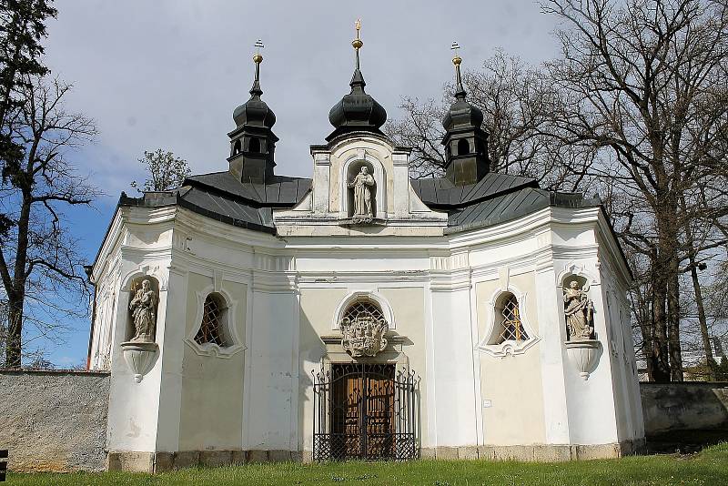 Kaple svatého Jana Nepomuckého v Chotiměři dříve patřila k zámku. V roce 2010 ji dostala obec, která se o ni stará.