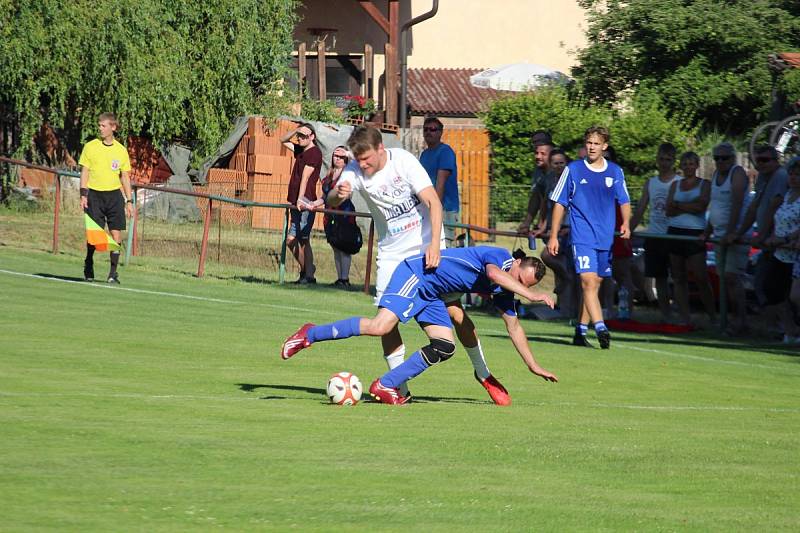 Přátelský zápas na oslavu 55 let herce Ivana Trojana v Krchlebech: šKrchlebský samet - Real Top Praha 6:10.