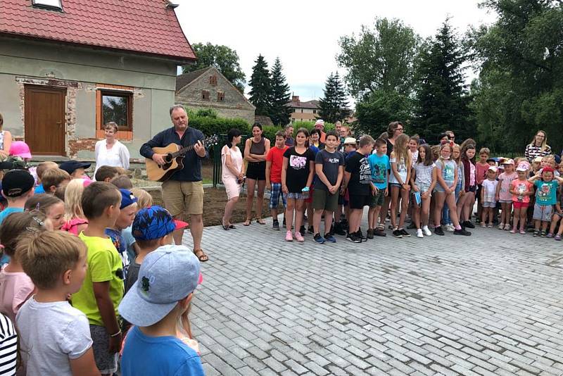 Nové víceúčelové hřiště vyšlo na téměř čtyři miliony korun. Většinu sumy pokryly dotace.