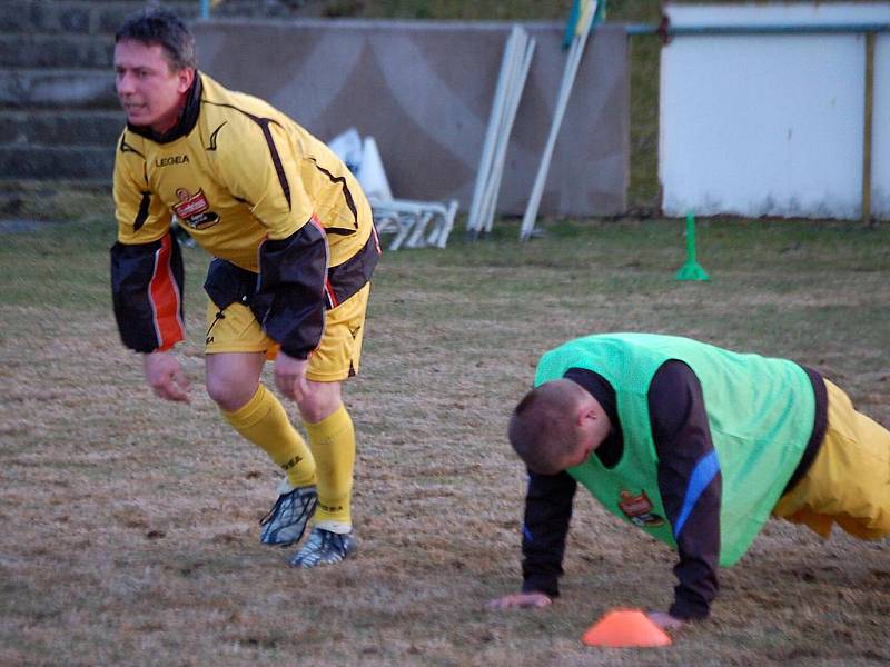 Trenéři Sparty Praha v Tlumačově na tréninku místních fotbalistů.