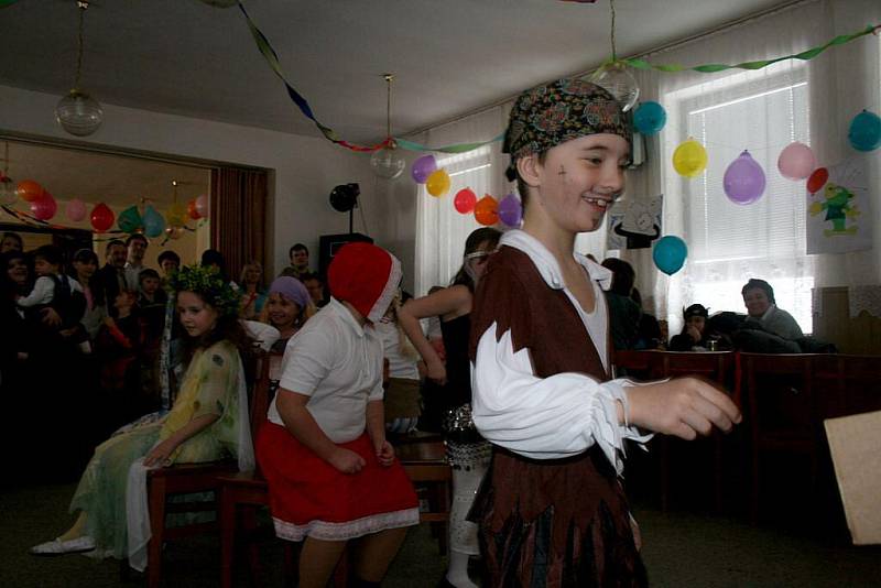 Dětský maškarní karneval v Meclově.