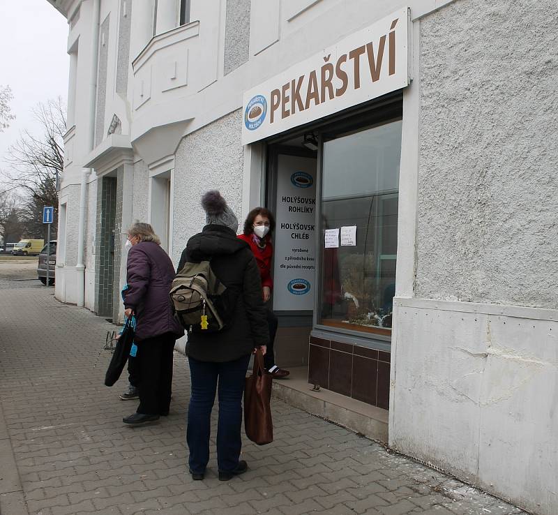 Lidé  ze Staňkova byli zvyklé nakupovat v supermarketech v nedalekém Holýšově. Kvůli omezení pohybu mezi okresy od pondělí ale nemohou.