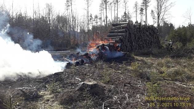 Požár uskladněného dřeva v lese mezi Spálencem a Českou Kubicí na Domažlicku.
