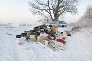 ČERNÁ SKLÁDKA. Strážníci objevili horu odpadu nedaleko baldovského památníku.
