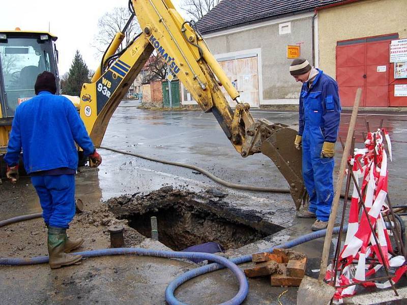 Vodovodní řad v Domažlicích má své za sebou. Poruchy jsou  téměř na denním pořádku i jinde v regionu. 