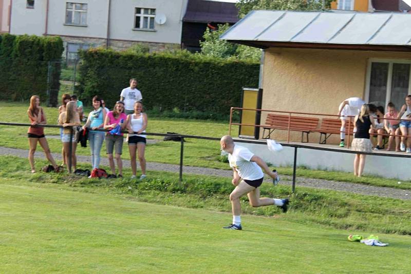 Postupové oslavy na hřišti vítěze okresního přeboru, TJ Start Bělá nad Radbuzou.