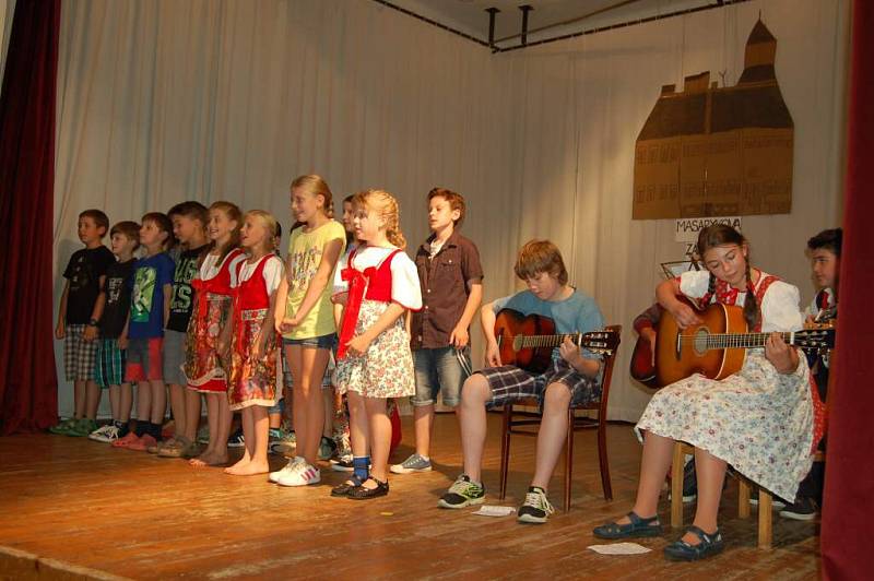 Školní akademie připomněla 90. výročí založení Masarykovy ZŠ v Klenčí pod Čerchovem.