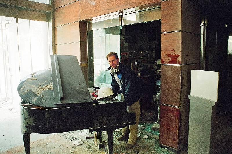 Jiří Boudník při odstraňování následků po pádu Dvojčat v New Yorku.