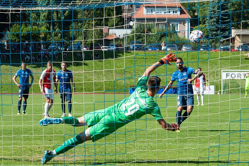 Domažlický kapitán Petr Mužík zvyšuje v utkání s béčkem Slavie z penalty na 2:0.