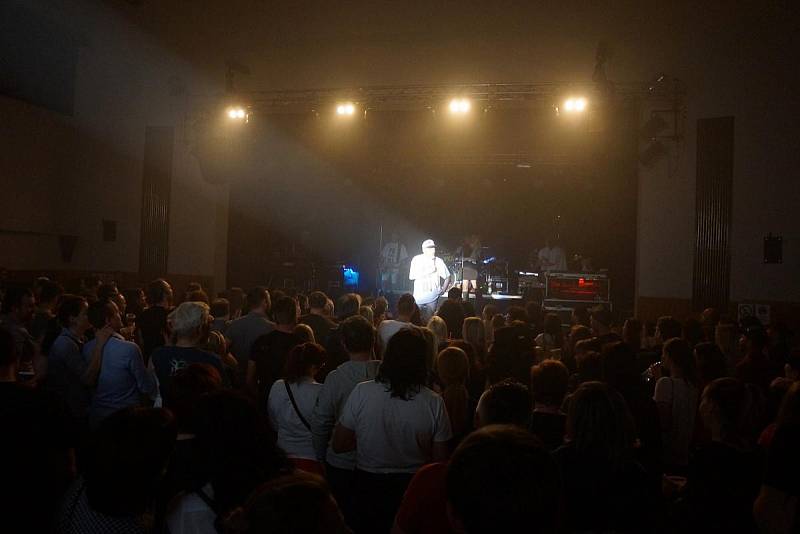 Přední česká kapela Monkey Bussiness potěšila své fanoušky sobotním vystoupením v domažlickém Městském kulturním středisku.