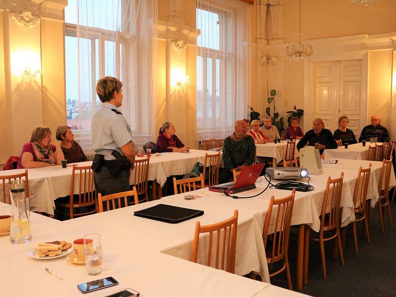 Série přednášek a diskuzí Domažlická senior akademie pokračovala minulý čtvrtek povídáním o šmejdech.