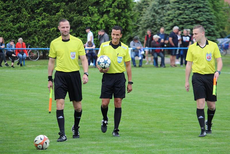 Staňkovští fotbalisté zdolali hokejisty Plzně 4:2.