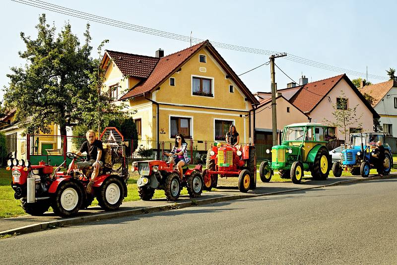 Traktory v Postřekově.