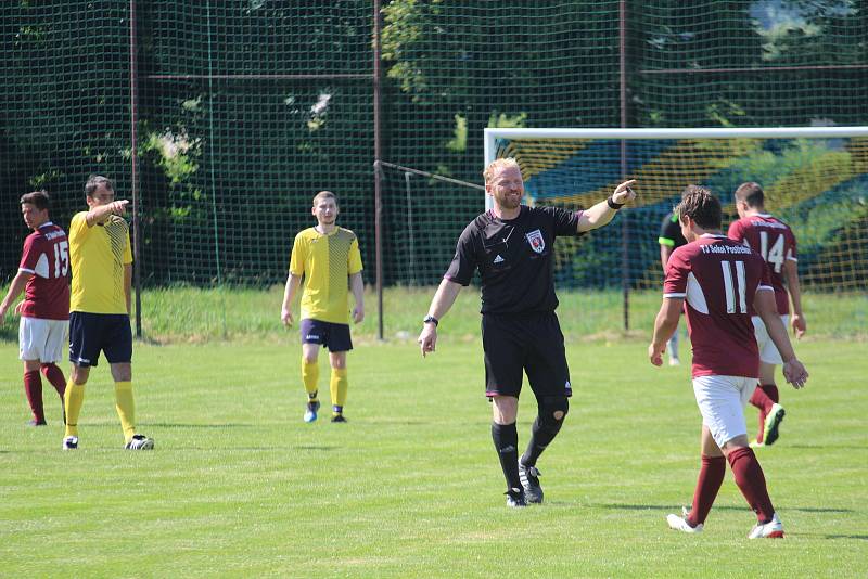 Sokol Postřekov (v červeném) se naposledy utkal s Tatranem Chodov (ve žlutém) v pouťovém utkání koncem června v Chodově. Potkají se tradiční soupeři i na Memoriálu Josefa Šerlovského?