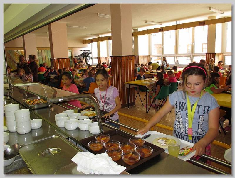 DOMAŽLICKÁ ŠKOLNÍ JÍDELNA připravuje obědy pro 1750 strávníků denně.