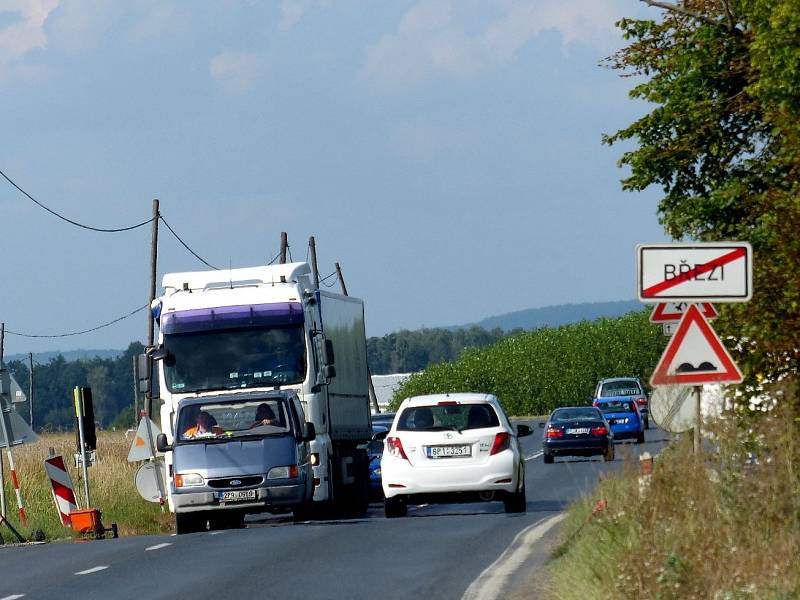 Z prací u průtahu obce Březí. O víkendu sice utichnou stroje dělníků, ale provoz je stále hustý. 