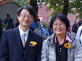 Masumi Böttcher-Muraki s japonským velvyslancem v ČR Tetsuo Yamakawou na slavnostním otevření poběžovické zenové zahrady.