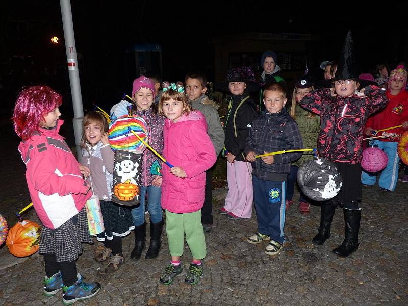 Lampionovým průvodem zahájili školáci dnešní Strašidelné spaní v družině. 