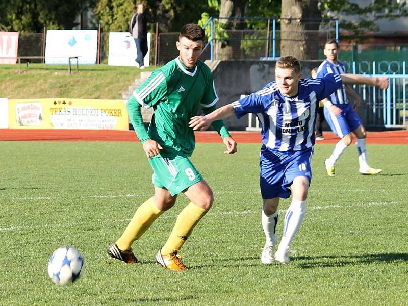 Z utkání třetiligové Jiskry Domažlice s 1. FC Karlovy Vary.