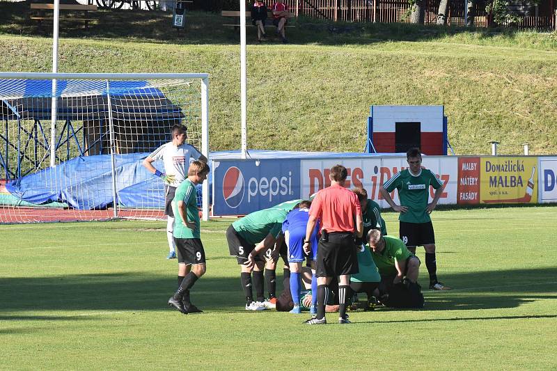 Jiskra Domažlice B (v modrém) vs. Rokycany (v zeleném) 4:1 (1:1).