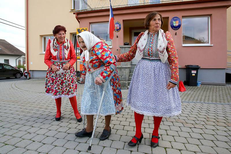 V Mrákově přišla k volbám do sněmovny i dvaadevadesátiletá Marie Mlezivová. Společně se svými průvodkyněmi se oblékly do tradičních chodských krojů.