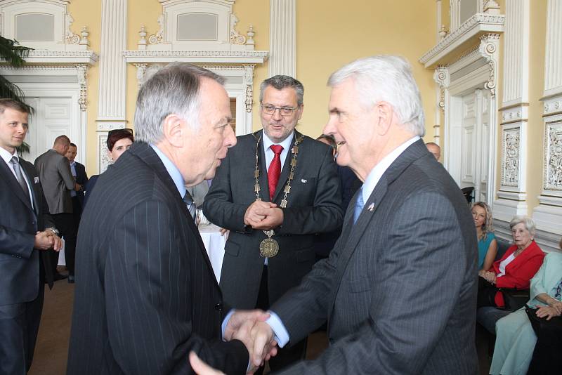 Starosta francouzského města Ludres v Lotrinsku - Pierre Boileau. Společně se Stephenem Kingem.