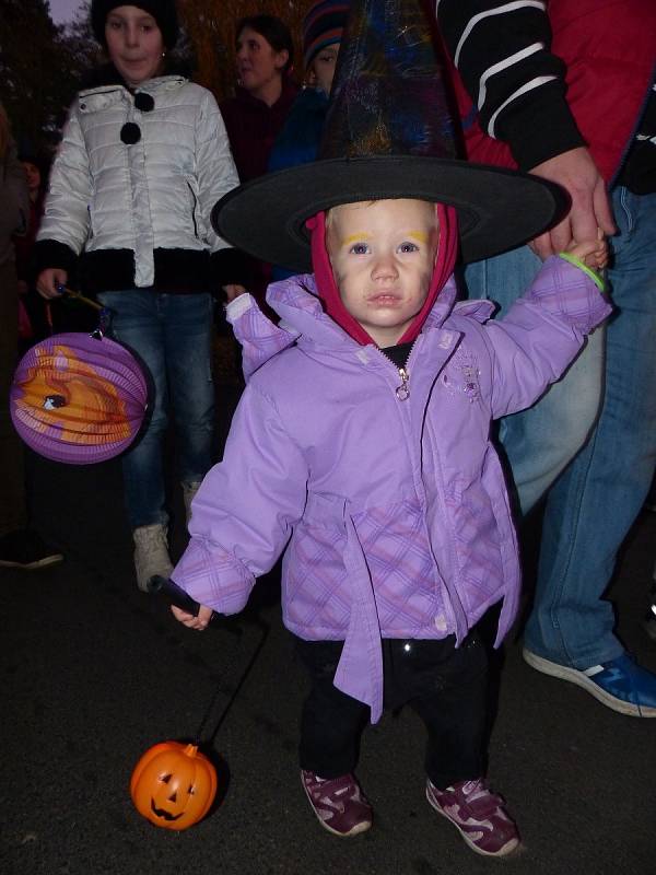 Šnajberkští měli Halloween s lampionovým průvodem.