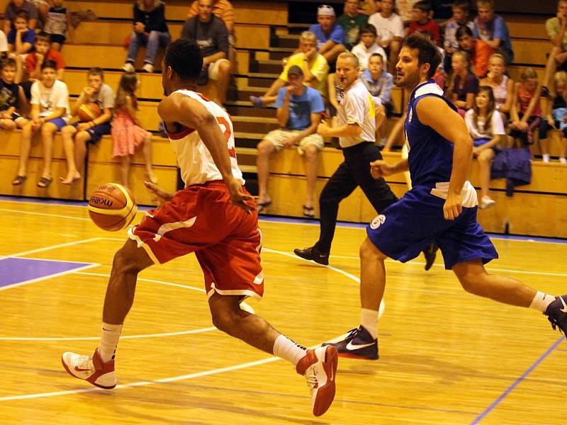 Z přátelského utkání basketbalistů Jiskry Domažlice a výběru amerických univerzit.