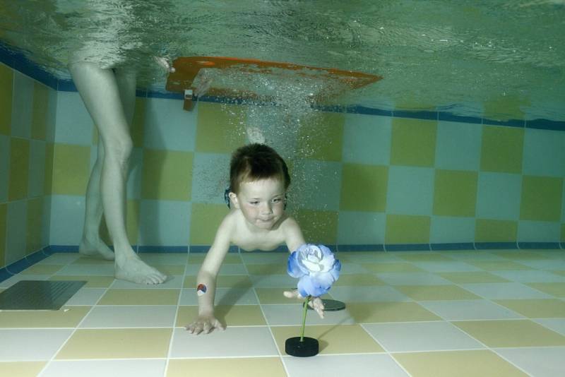 Z dětských kurzů plavání v domažlickém bazénu.
