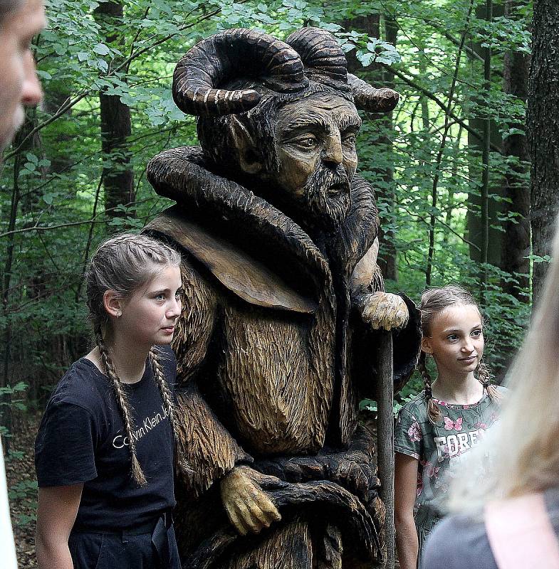 Autorem dvoumetrové sochy čerta je Radek Pučelík. Na slavnostní odhalení díla dorazily desítky lidí.