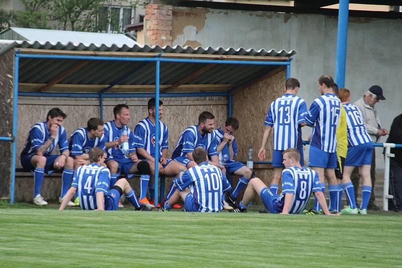 Staňkovští fotbalisté zdolali hokejisty Plzně 4:2.