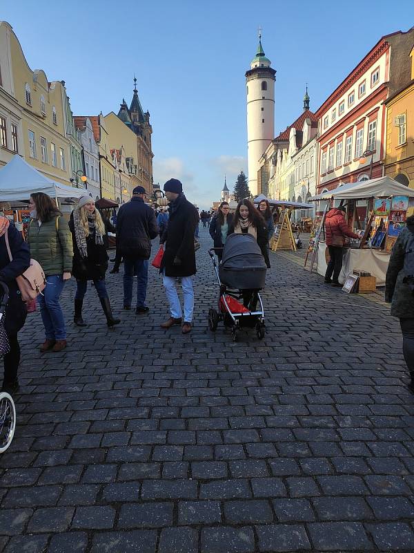 Jednodenní Vánoční trhy v Domažlicích přilákaly v sobotu 18. prosince spoustu návštěvníků. Lidé zavzpomínali i na Havla, který zemřel přesně před deseti lety.