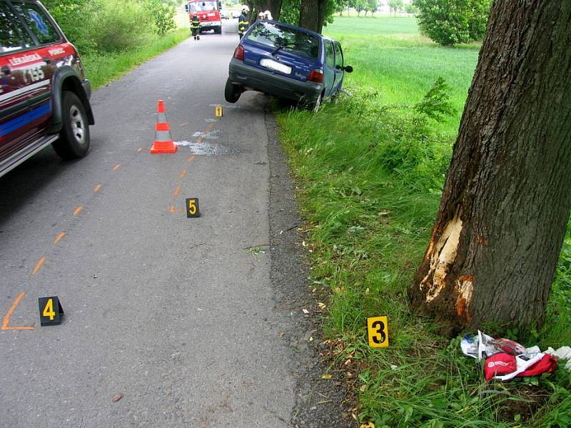 Z MÍSTA NEHODY. Řidič automobilu měl při vší smůle zároveň asi obrovské štěstí.  