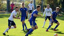 13. kolo FORTUNA ČFL, skupina A: FK Motorlet Praha (modří) - TJ Jiskra Domažlice (hráči v bílých dresech) 1:1 (1:1).