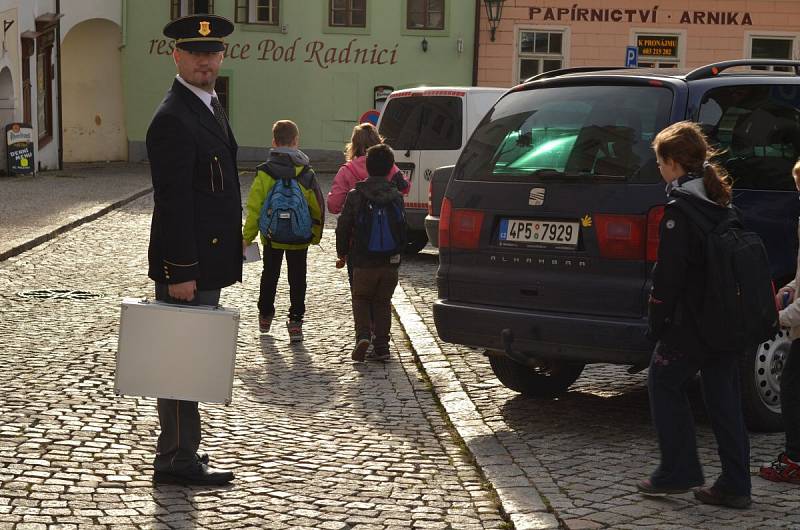 Malí detektivové vyšetřují na zámku.