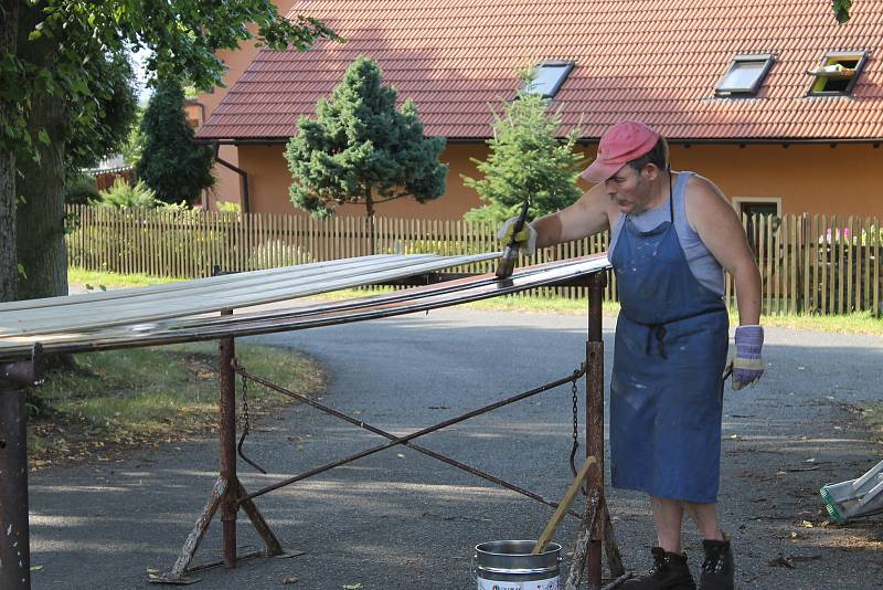 Oprava střechy hasičské zbrojnice jim trvala dva dny.