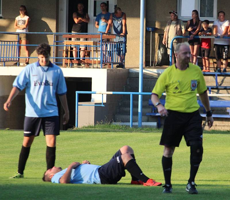 FK Holýšov B (v modrém) - Sokol Osvračín (v červeném) 2:2, na penalty 2:4.