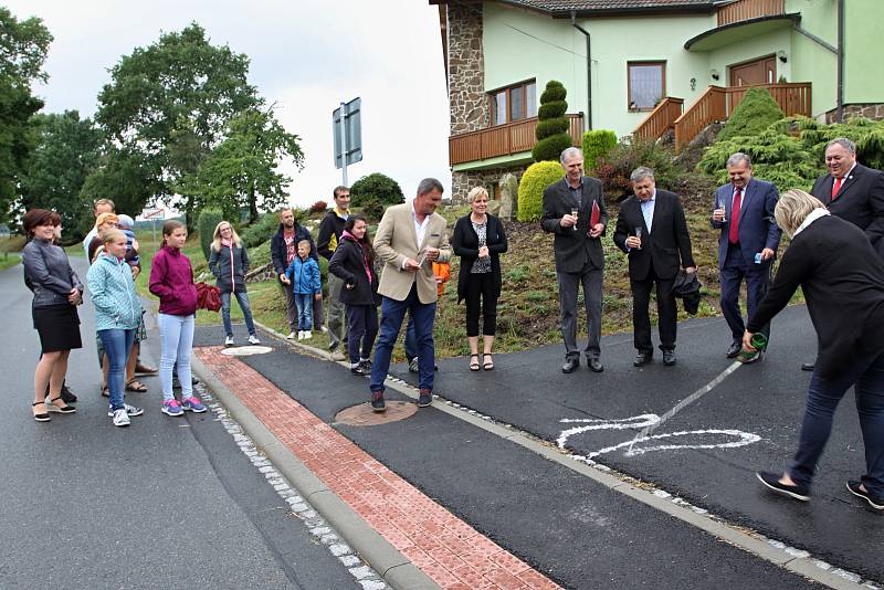 V Nevolicích otevřeli novou silnici.