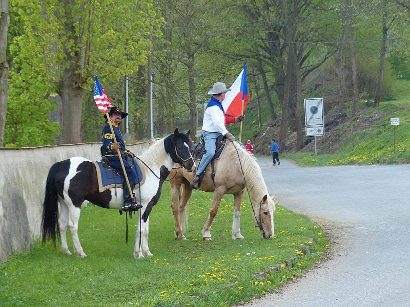 Z premiérového běhu štafet po stopách Operace Cowboy.