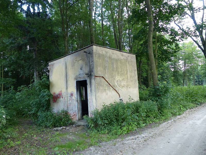 Od domažlického Jezera. Cestou od Domažlic minete těsně před Jezerem tento zchátralý objekt. Uvnitř měli vojáci čerpadlo a vodu z Jezera používali v jisté době na mytí tanků.