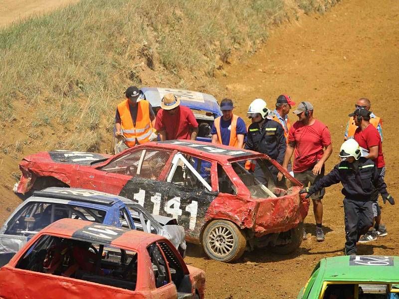 Jedinou trať v České republice, kde lze pořádat závody stock - car, najdete v Domažlicích. V neděli se tam opět závodilo. 