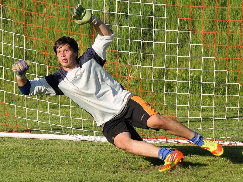 NA HLOHOVOU  DUKLOU! Fotbalisté TJ Sedmihoří Oplotec uspěli v projektu Kopeme za fotbal a vyhráli trénink vedený prvoligovými trenéry. Ve čtvrtek v podvečer se tak tým fotbalistů z Oplotce a okolí připravoval na dnešní šlágr IV. třídy okresního přeboru s 