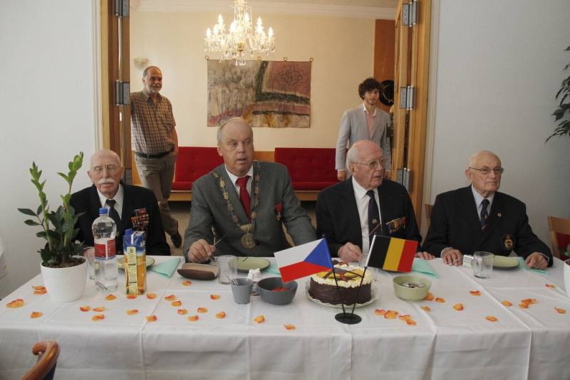 Návštěva belgických veteránů na radnici v Holýšově.