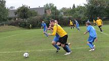 Fotbalová III. třída: FK Mířkov (ve žlutém) - Sokol Zahořany (v modrém) 3:0 (2:0).